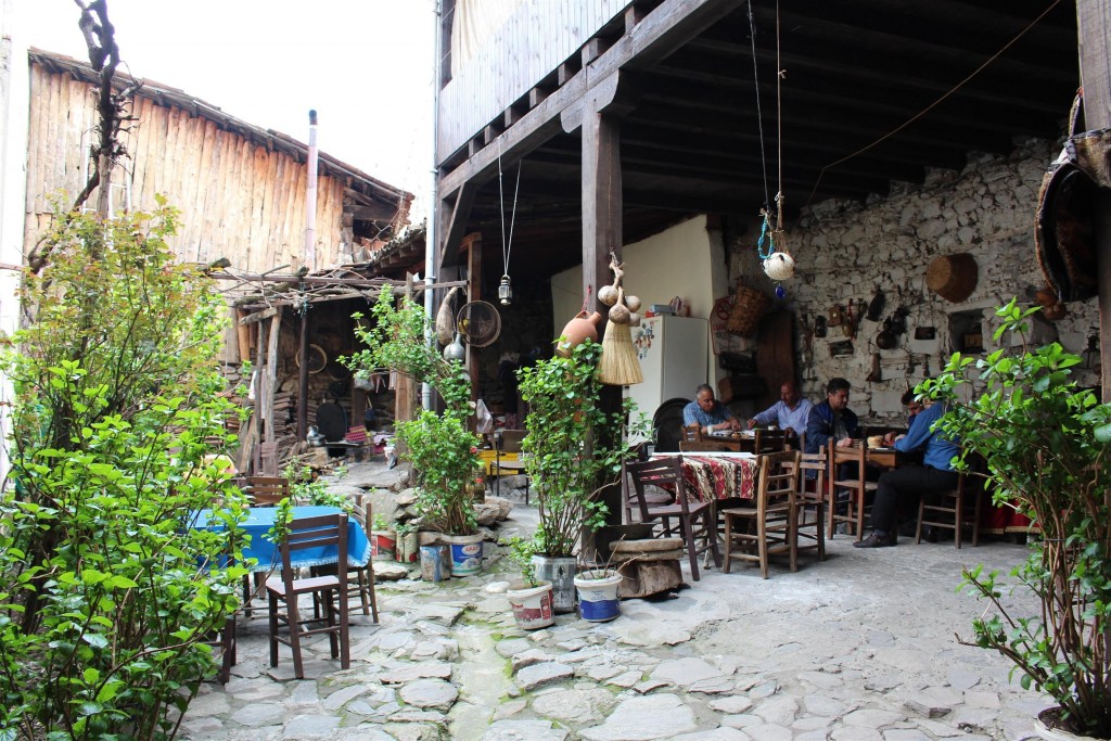 Cumalıkızk'ta bir evin avlusu, günümüzde kafe olarak hizmet veriyor.