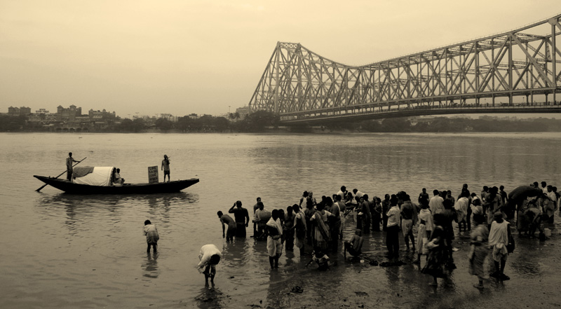 Kolkata'nın sembollerinden biri olan Howrah köprüsü. Demir asma köprü türünde dünyanın en büyüklerinden biri.
