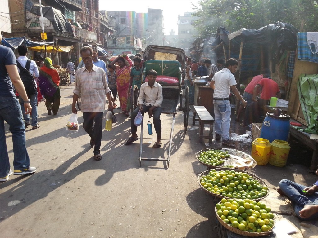 Kolkata insan gücüyle çalışan Rikşa'lara rastlayabileceğiniz tek yer. Fotoğrafta Kolkata çarşısı ve yüzünde tebessümü eksik etmeyen bir Rikşa kullanıcısı.