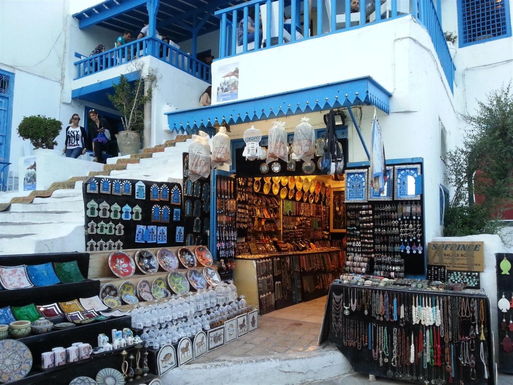 Sidi Bou Said'te hediyelik eşya satan dükkanlar.