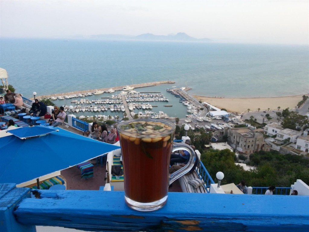 Tunus'un meşhur nane çayı(thé à la menthe). Bu kafenin de en meşhur içeceği nane çayı, şekerli ve çam fıstıklı servis ediliyor. Benim gibi tüm çay severlere afiyet olsun!=)