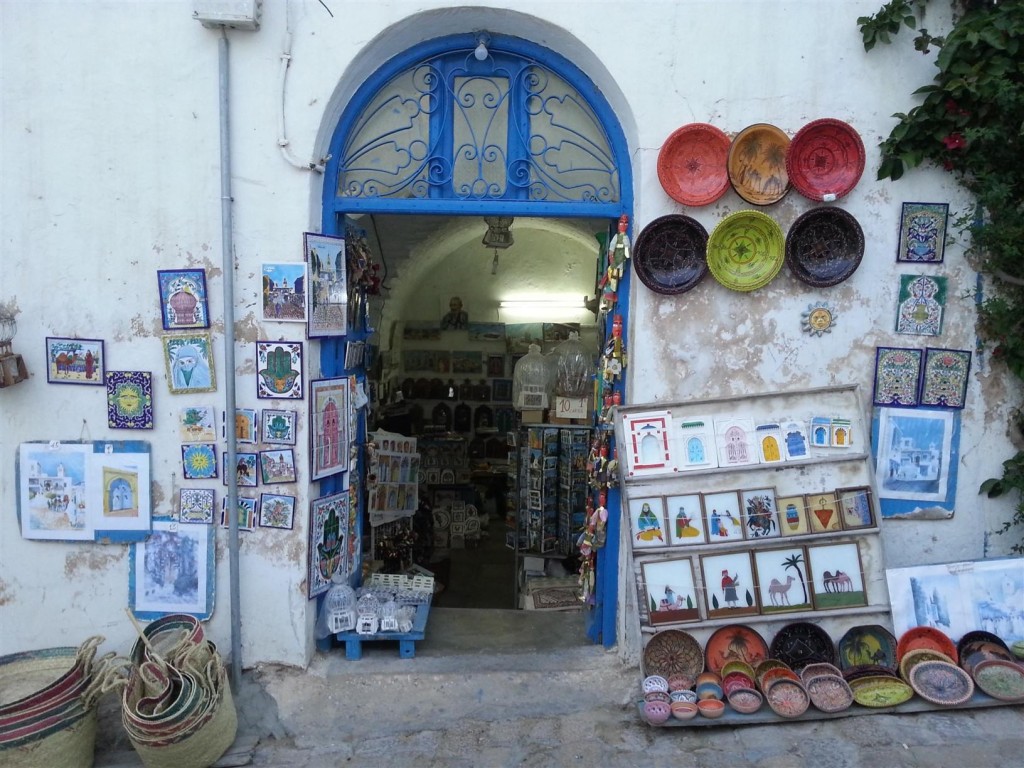 Sidi Bou Said'te hediyelik eşya satan dükkanlar.