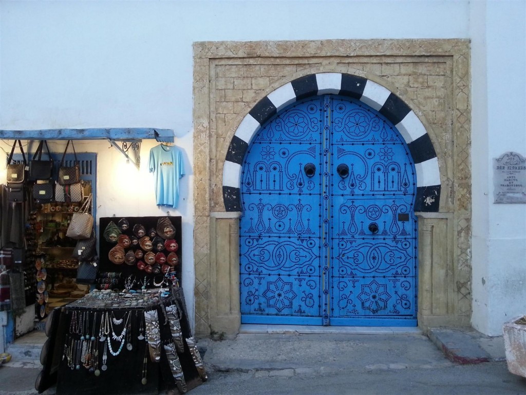 Sidi Bou Said'in bir sanat eseri gibi işlenmiş meşhur kapıları.