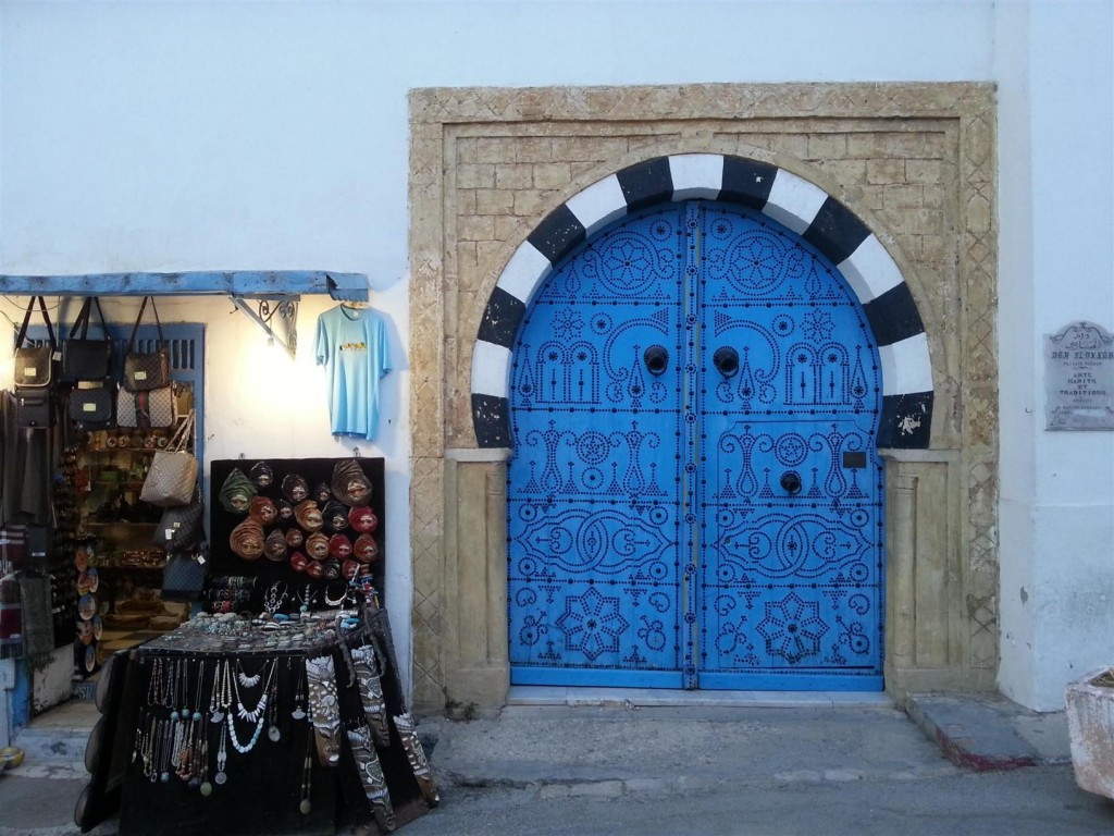 Sidi Bou Said'in bir sanat eseri gibi işlenmiş meşhur kapıları.