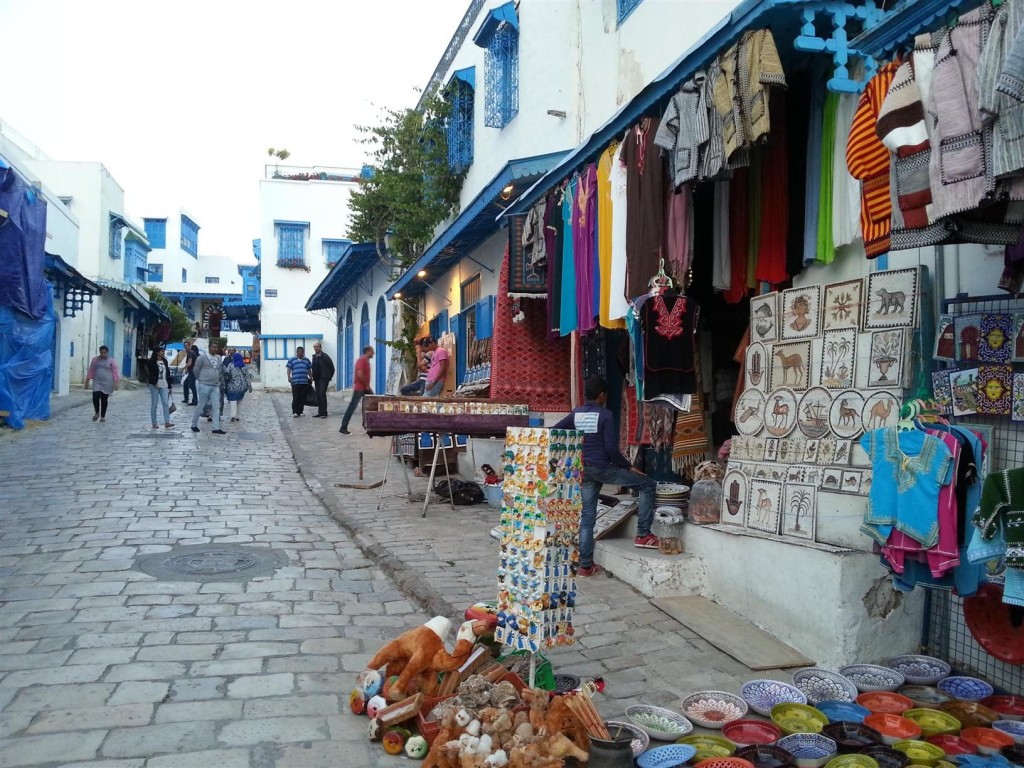 Sidi Bou Said'in mavi beyaz sokakları.