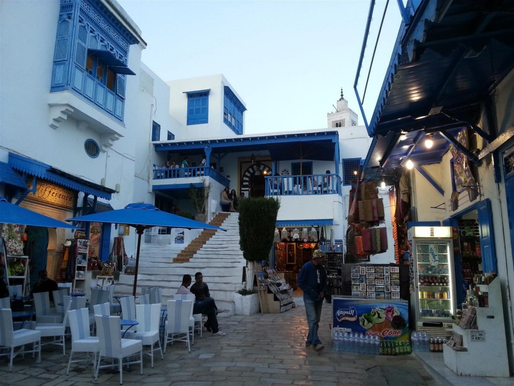 Fotoğrafın sonundaki merdivenlerin çıktığı kafe Sidi Bou Said'in diğer meşhur kafelerinden "Cafe des nattes". 