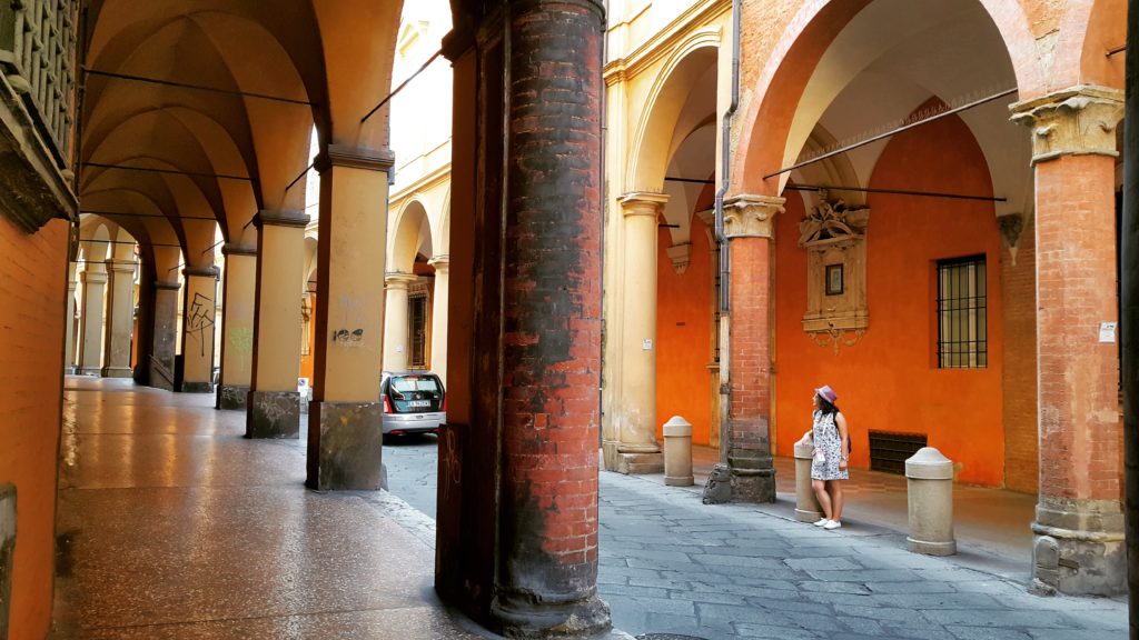 Bologna'nın cadde ve sokaklarını saran revaklar(portico)