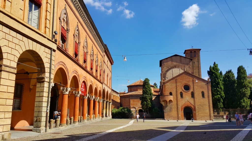 Santo Stefano Meydanı ve kilisesi(sağda)