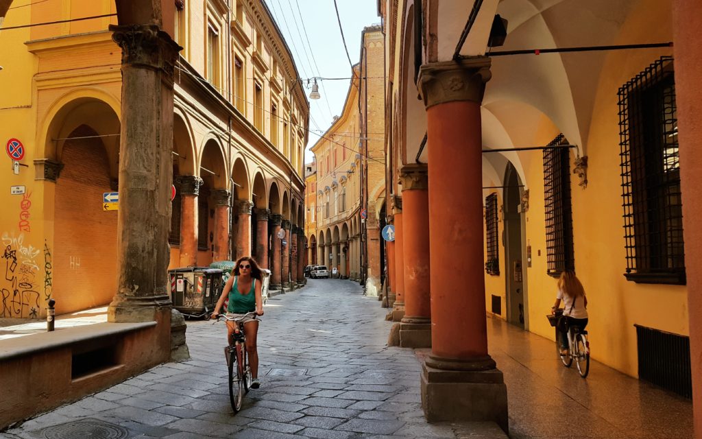 Bologna'da eski şehrin cadde ve sokaklarını çevreleyen meşhur revaklar(portico)