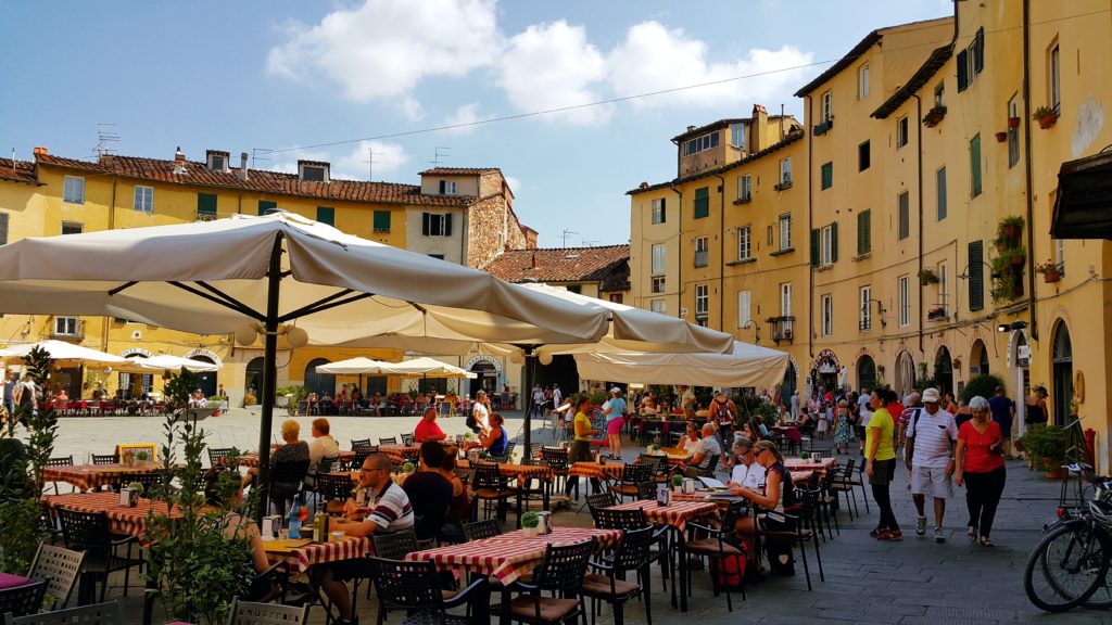 Lucca'nın Roma döneminden kalma meşhur Anfiteatro Meydanı (Piazza Anfiteatro)