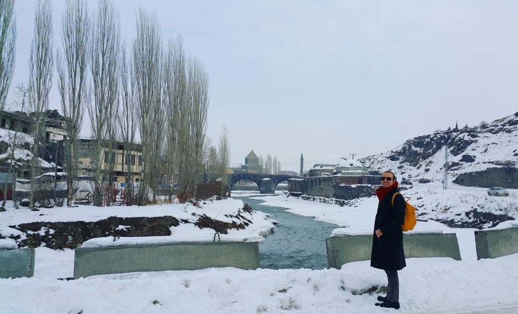 Solda Ahmet Tevfik Paşa Konağı, ortada Kars Çayı ve üzerindeki Taş Köprü, onun arkasında poz veren 12 Havariler Kilisesi, sağda Mazlumağa Hamamı ve en sağda Gezibo:)