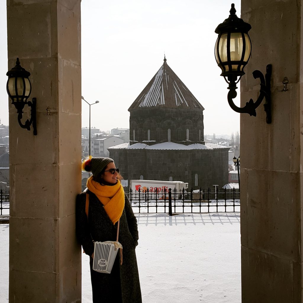 Kars'taki en güzel fotoğralarımdan biri:) Ulu Camii şadırvanından Havariler Kilisesi(Kümbet)