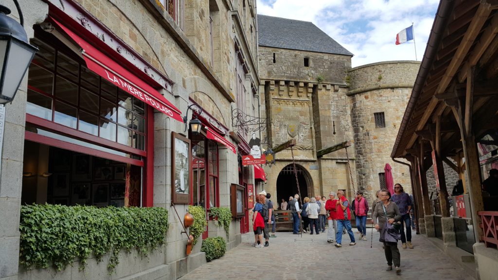 Mont Saint Michel sokakları ve La Mere Poulard dükkanı